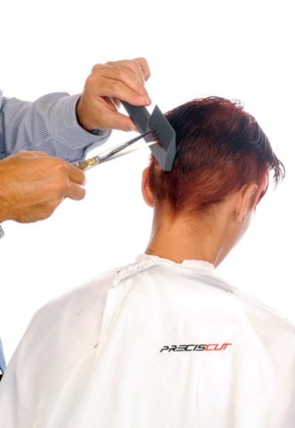 Continuo con la misma técnica del otro lado Hasta la nuca.. Tecnica de corte tijera sobre peine Preciscut
