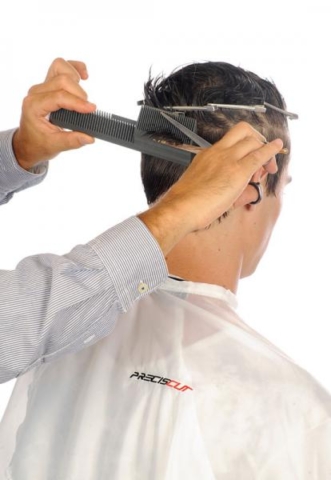 Corto una sobre línea de contorno con peine Preciscut Large, sección 3 (trapezoidal). Desde el Lateral derecho, pasando por nuca y hasta lateral opuesto. Tecnica de corte tijera sobre peine Preciscut