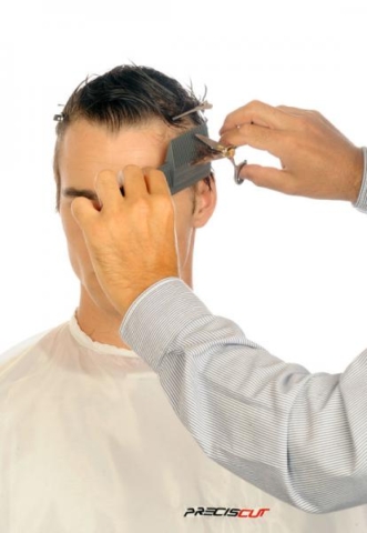 Corto ambos laterales medios con peine Preciscut Large, sección 3 (trapezoidal). Tecnica de corte tijera sobre peine Preciscut