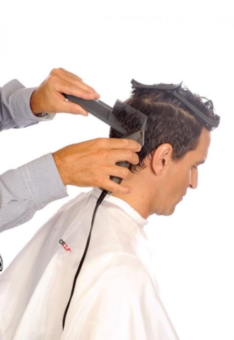 Termino el corte en Nuca alta con peine Preciscut Large, sección 3 (trapezoidal). Tecnica de corte con maquina sobre peine Preciscut