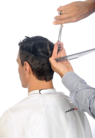 Corto pinzando con los dedos en elevación alta Nuca. Tecnica de corte con maquina sobre peine Preciscut